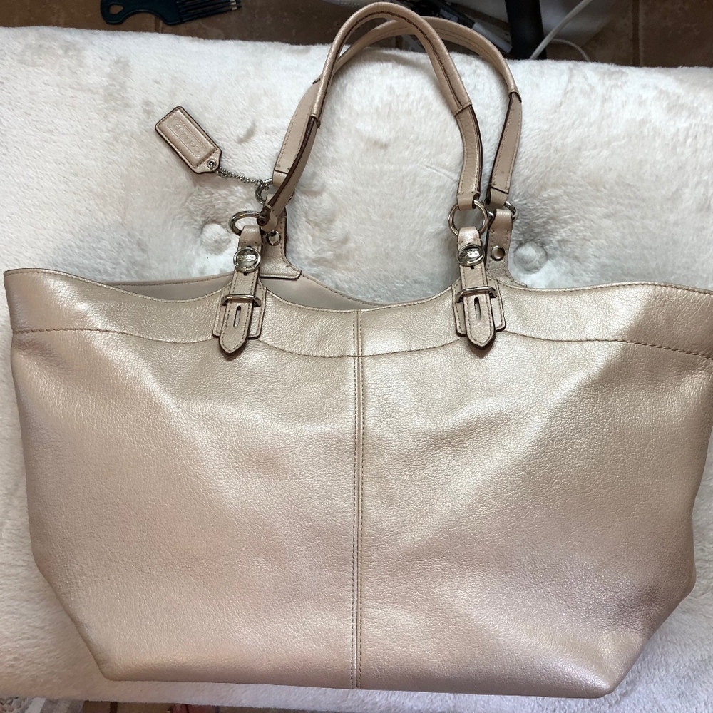 Coach Tulip Shaped Cream Leather Handbag in EUC